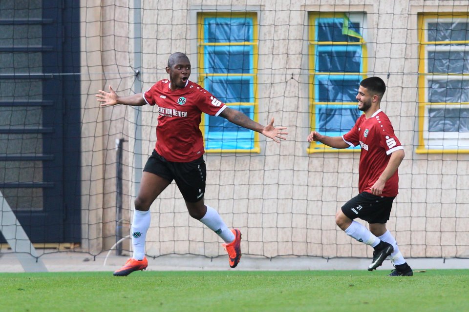 Jordan Antonio Brown celebrating a goal for Hannover 96 II